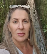 עוזרתלי - מטפלת לקשישים ב-רחובות - ענת א.