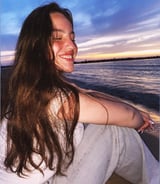 עוזרתלי - מטפלת לילדים ב-נתניה - Shirel C.