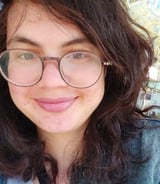 עוזרתלי - מטפלת לילדים ב-טירת כרמל - חן פ.