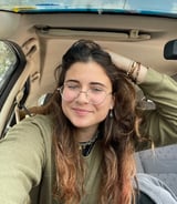 עוזרתלי - מטפלת לילדים ב-פתח תקווה - חיה י.